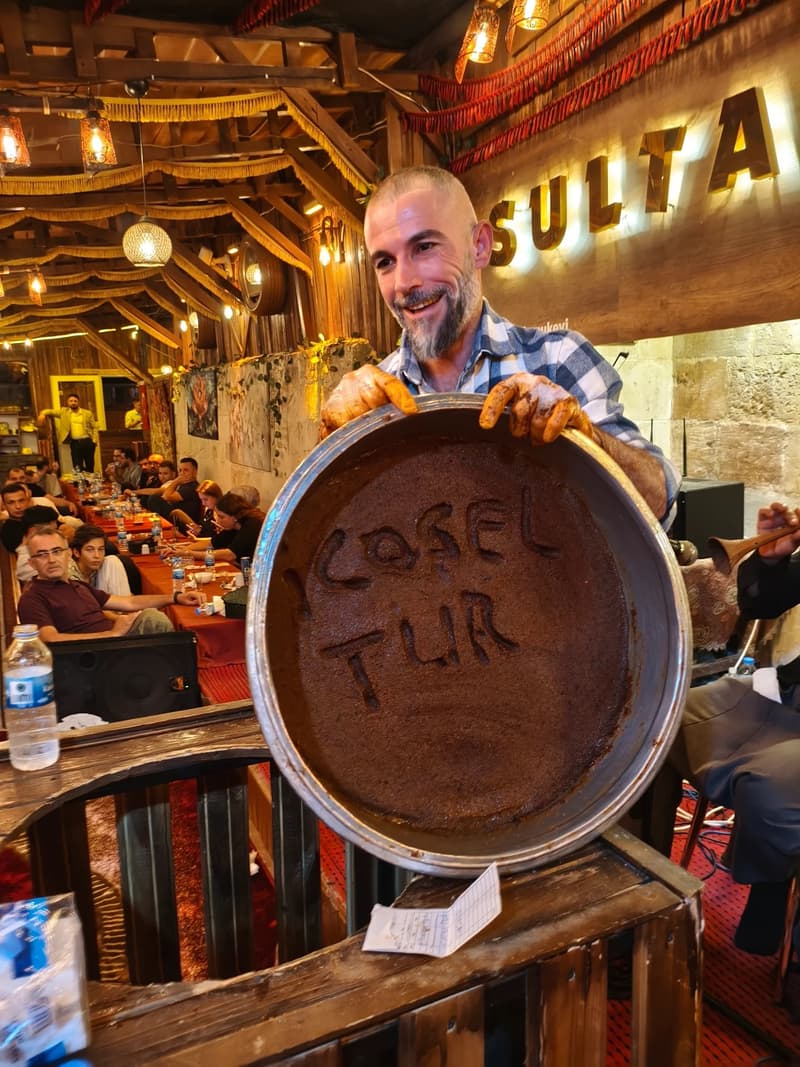 Urfa usulü çiğ köfte sunumu