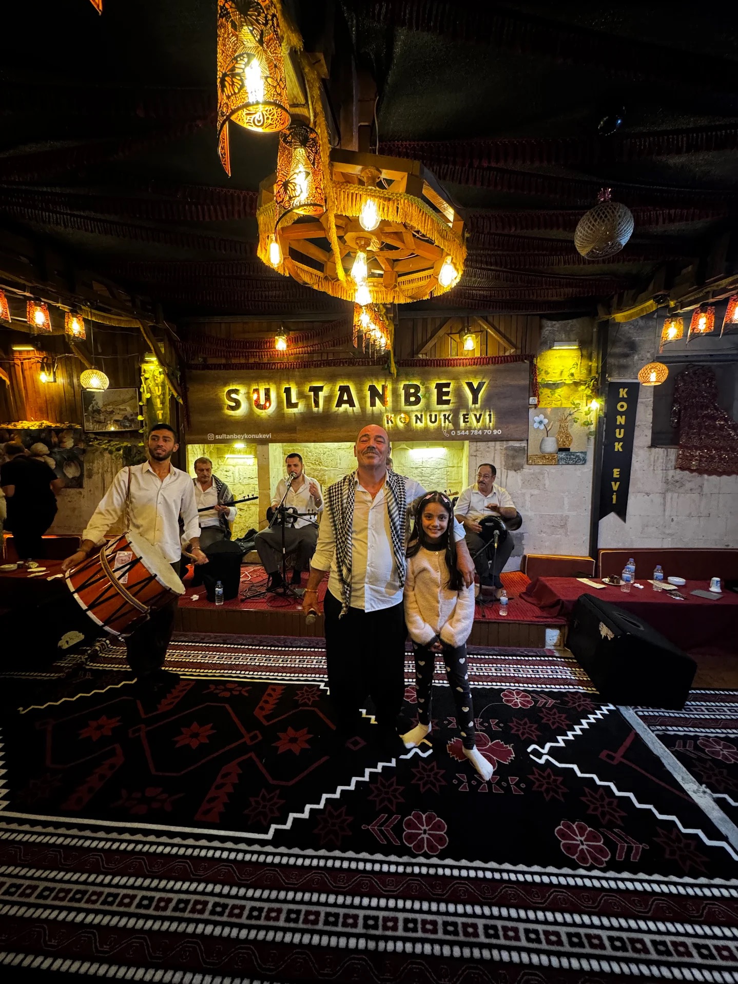 Sultanbey Konukevi tarihi avlusundan atmosferik bir kare