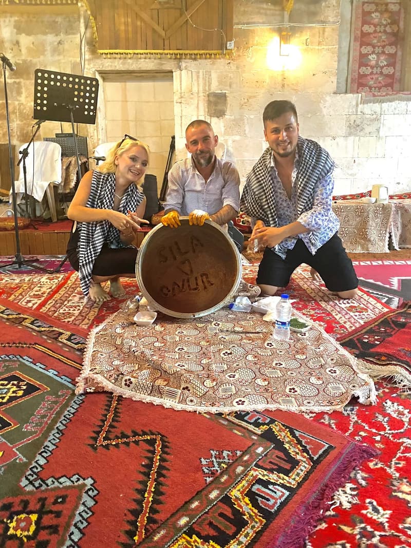 Sıra gecesinde canlı müzik anı